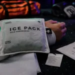 Poche de glace sur poignet bandé, 15-20 minutes d’application