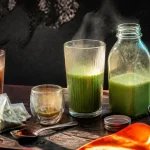 Pre workout naturel : shaker matcha et café froid en préparation