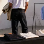 Casual style homme : jean, t-shirt et sneakers propres, veste denim beige