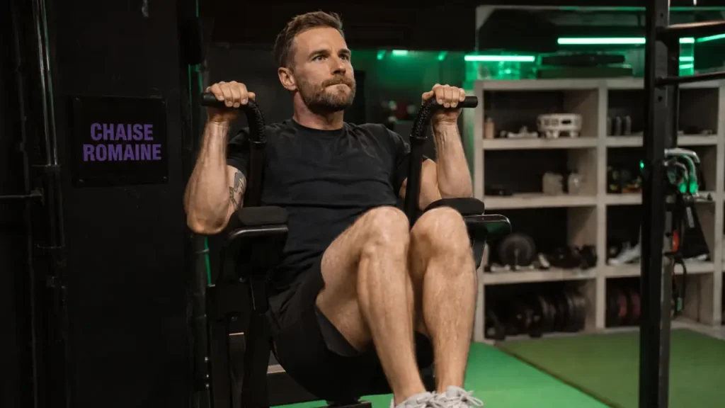 Tractions, dips, relevés : les exercices clés à maîtriser sur une chaise romaine